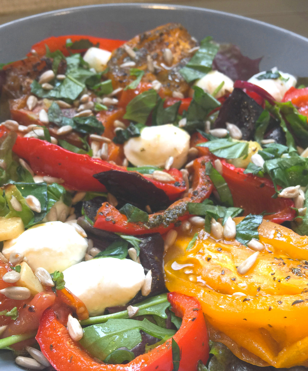 Salade jeunes pousses et légumes au four