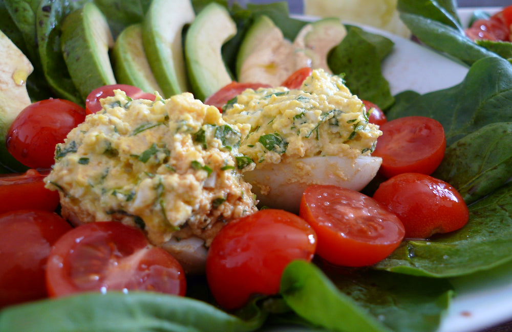 Oeufs mimosa, avocats, tomates cerises