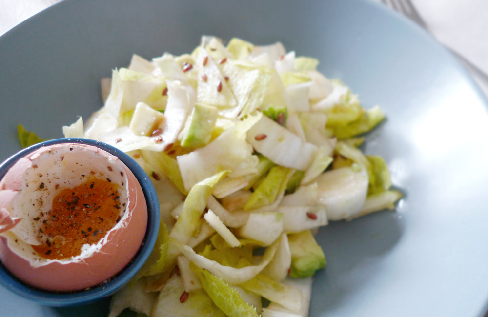 Oeufs à la coque salade endive avocat