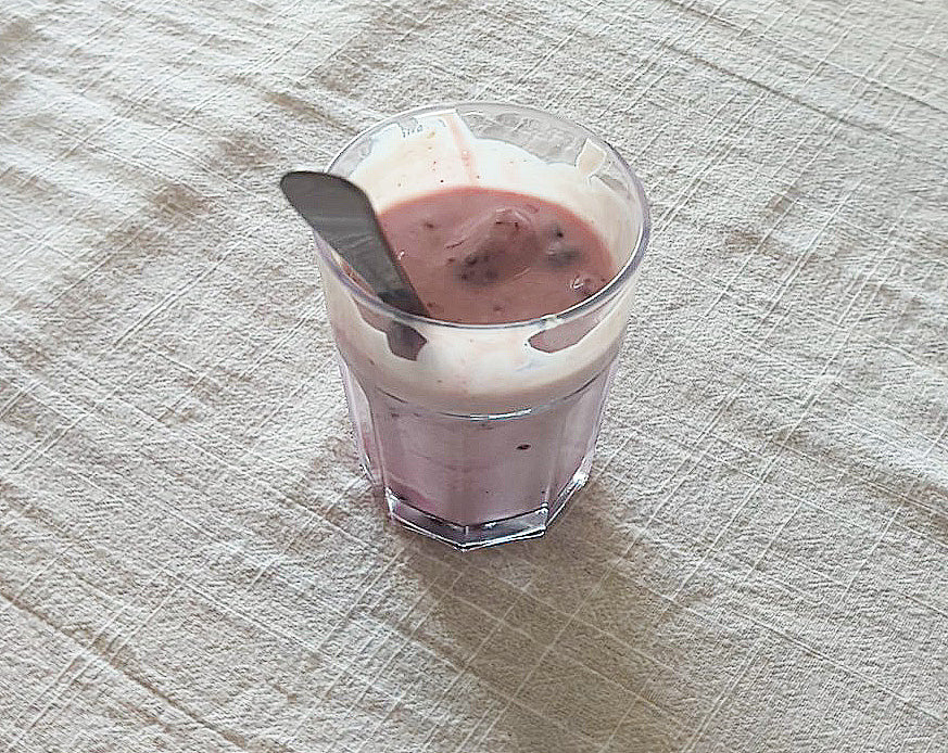 Yaourt au soja maison servi avec des fruits rouges